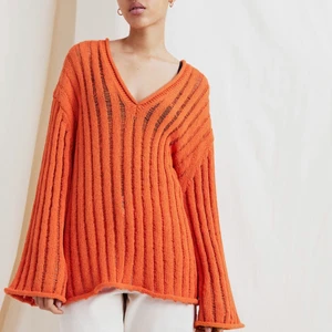 Stickad tröja H&M - Sååå fin oversize stickad tröja från h&m i storlek s. Jättefint och tungt material. Helt oanvänd, nypris 500 🌟. 