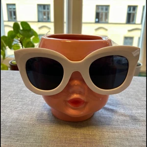 Stylish solglasögon  - Solbrillor i fint skick. Alla mått i centimeter.  Glasbredd: 5,5 Bryggans bredd: 1,5 Skalmlängd: 14