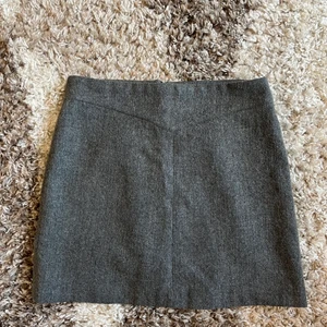 Minikjol - grå minikjol som jag köpt i en vintage butik i mora, vet inte när den är ifrån tyvärr. Gissar att den är i ull med siden fodring, från L.O.G.G. 