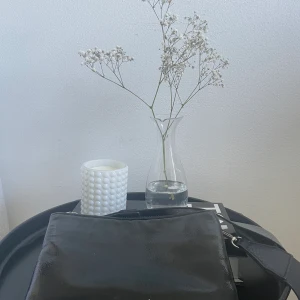 Väska - En superfin lack väska med 2 fack från Bershka. Axelbandet är från Carin Wester och är i krokodilimitation. Väskan är använd för väldigt längesen men väldigt sparsamt, därför är den som ny!