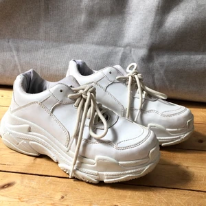 Vita skor - Vita skor från Nelly. Köptes för 400kr. Storlek 36. Använda men fina. Skornas sula är ca 3-5 cm hög. Kan fraktas! Köparen står för frakten☺️