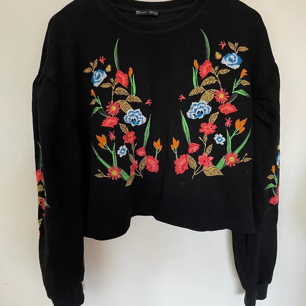 Svart sweatshirt med broderade blommor från zara! 250kr stl XS . Tröjor & Koftor.