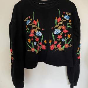 Svart sweatshirt med broderade blommor från zara! 250kr stl XS 