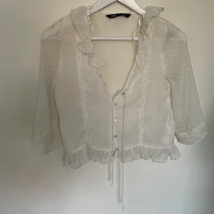 Vit blus - Vit söt blus från zara! Stl XS, pris 50kr