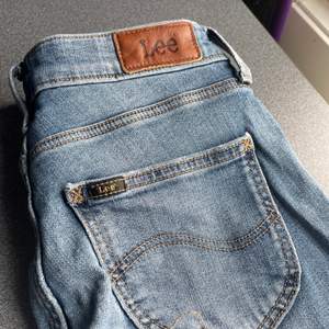 Ljusblåa jeans från märket Lee, med en slit samt några slitningar. Pris kan diskuteras. Skriv för fler bilder. 
