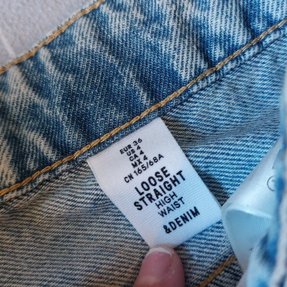Säljer nu dessa fina jeans från hm, pga har inte kommit till användning och känner att det inte riktigt passa mig(original pris ca 399. Priset kan diskuteras. Jeans & Byxor.