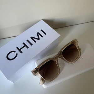 chimi eyewear - Köpta i chimi butiken i Stockholm. Säljer då dom ja ska köpa ett par andra, köpta förra året efter sommaren så har inte kunnat använda dom så mycket så dom är som nya!! Passar både tjejer och killar! Finns inga repor på dom, man får me allt som finns på bilden samt påse till solglasögonen och en torkduk <33 ❣️❣️❣️pris kan diskuteras!!!!