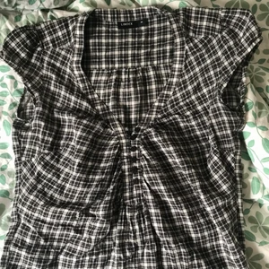 Blus - Superfin blus som tyvärr inte kommer till användning. Färgen ser lite annorlunda ut i verkligheten och är mer mörkgrå än svart 😊