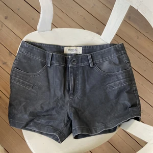 Shorts - Snygga shorts i skinnimitation från Vera Moda. Perfekt till sommaren! Storlek 38. 💕