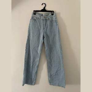 Raka jeans från Junkyard i ljusblå. Storlek 25 (passar mig som är S). Nypris 499kr, säljer för 200kr + frakt (frakten kan variera utöver skrivet pris). 
