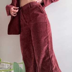 Manchesterbyxor Bershka  - Jättesköna byxor i Manchestertyg från Bershka! 🥰  storlek 38 🥰 Dem har resor i midjan, har stora fickor och slutar lite över ankeln! Finns även matchande kostym till om intresset finns!