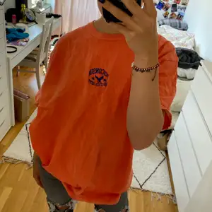 Så fin tshirt från Urban Outfitters, strl L så oversized på mig som brukar ha S💜 Superfint skick🙌🏻 Pris går att diskutera🙏🏻