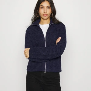 Slutsåld zip-up tröja - Jag säljer nu min oanvända zip-up tröja från weekday💗 Den är endast testad och har kvar lappen. Den är slutsåld på zalando (där jag köpte den)😊 Köparen står för frakten!!💞