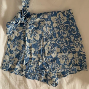 Kjolshorts - Blå och vit kjolshjorts! Från Pull&Bear, storlek XS, men jätte små, so jag tror de passa bra till storlek 32. 