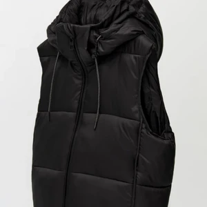 M - Säljer denna jätte fina västen från zara för den inte har kommit till användning, har endast provat, alla lappar är kvar. Ordinarie pris är 399kr+frakt jag säljer den nu för 325kr + frakt då den inte är använd. Köpt är köpt💕 Betalningen sker via Swish❤️ Tveka inte på att höra av dig om du har några frågor❤️