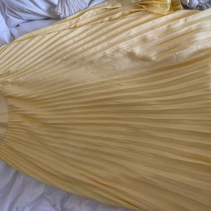 Plisserad kjol - Lång plisserad kjol köpt på sellpy. Använd av mig 2 gånger och är i superfint skick!