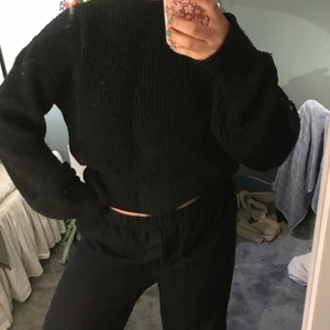 Stickad tröja - Svart stickad tröja som ör lite nopprig men som man enkelt kan ta bort!