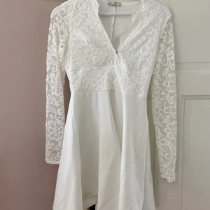 Vit spetsklänning  - Vit klänning med spets upptill 