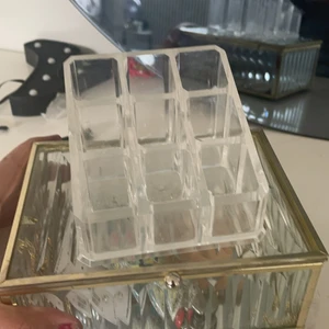 Smink hållare  - Smink hållare du kan t.e.x lägga maskacaror där inne den kostar 10 kr + frakt 66 = 76 💗