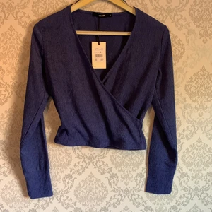 Sommartopp  - Hej! säljer en helt ny sommar topp från bikbok! Aldrig använd med prislappen fortfarande på, den är i strl m och var lite tajt på mig. Annars super snygg och super snygg färg! Säljer denna för 70kr pga ny och snygg! ☀️