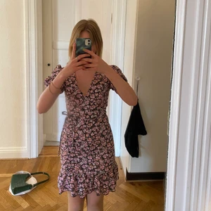 Blommig klänning från Gina tricot - Blommig klänning från Gina tricot i storlek xs, ganska urringad, ganska tajd