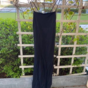 250 kr, storlek M - Svart klänning från HM. Storlek M. Ordinarie pris 399kr. Köpt förra sommaren men aldrig använt. Säljer då den inte kommer till användning. Kan mötas i centrala Norrköping eller fraktas men då står köparen för frakten 😊