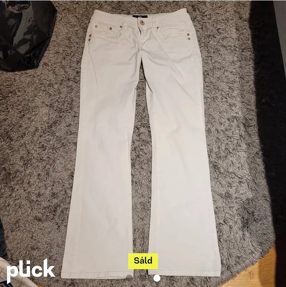 Ett par snygga lågmidjade jeans. Köpta här på Plick men säljer eftersom att de inte satt så bra på mig ): Bilder lånade ifrån Agnessecondhand. Midjemått: 74 cm/ innerbensmått: 76 cm. Jeans & Byxor.