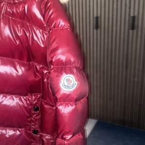 Säljer nu min älskade moncler Jacka, köpt för 9000kr och säljer för 7500 och den är såklart äkta men har ej kvar kvitto men finns bevis på att de äkta som ja kan skicka Priv 