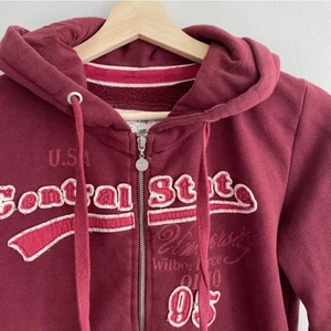 Zip up hoodie  - Super fin och i mycket bra skick! Köpt här på Plick. Storlek M men skulle säga att den snarare är en S. Säljer för 80kr💗