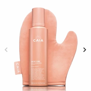 CAIA - self tan mousse + handske - Säljer min oöppnade TAN ME UP self tan mousse i färgen Vacay Vibe - deep + handske från CAIA. Säljer då jag köpte fel färg men den ska tydligen vara superbra! 💕 kan även sälja endast handsken/busen