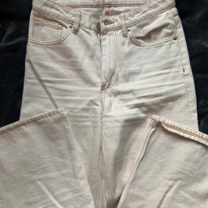 vita vida byxor från monki, strl. 25 - superfina vida byxor från monki, knappt använda och i nyskick!! perfekt till sommaren 🌻 skriv gärna vid frågor! 🥰