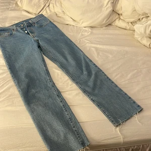 Levis jeans  - Säljer mina supersnygga levis jeans, 501, jeansen är raka i modellen och i stl W25 L30. Säljer för 140kr+frakt❤️❤️