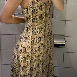 Orm skins mönster.M - Perfekt till sommaren mjukt material med extra tyg vid bysten!’