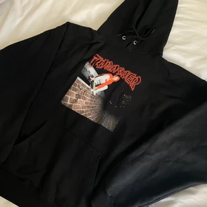 Thrasher hoodie - Cool unik hoodie ifrån thrasher, strl m men sitter oversized på mig som har s, jättefint skick (inte nopprig men lite dammig på bilderna), spårbar frakt 66kr🥰💕