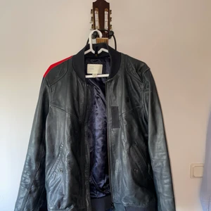 G Star jacka, storlek L - G Star jacka, mörkblå färg. Storlek L