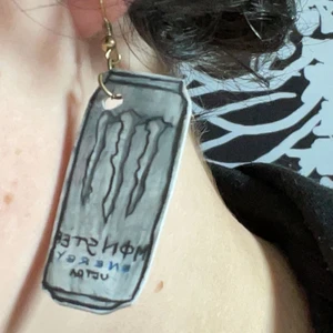 Monster energy örhängen<3 - Har inte så mycket att säga om dom, jättefina, inte tunga alls<33