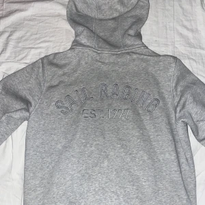 Sail racing hoodie  - Grå Sail racing hoodie i fint skick. Storlek M/L 