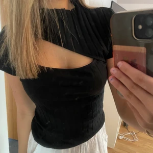 Svart ribbad T-shirt  - Säljer denna festliga T-shirten som jag har fått av min syster då den var för liten för henne, men den har tyvärr  aldrig kommit till användning. 