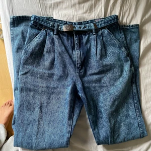 Jeans - Asfeta blåa jeans med bälte!!! Använder inte då de är för korta. Bra condotion.