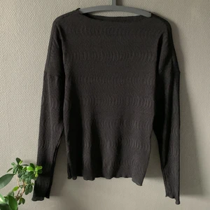 Svart mönstrad tröja - Säljer min jättefina svarta tröja från ginatricot i storleken S, tyget är tunnt och väldigt bekvämt, funkar till vardags och lite finare tillfällen. I gott skick förutom att det är en liten tråd som inte är synlig alls!🤍🖤