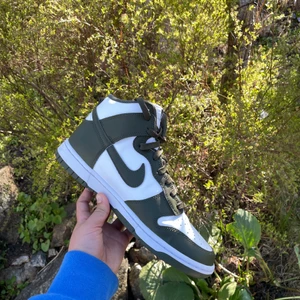 Nike Dunk High Cargo Khaki - Säljer mina dunks nya dock provade inomhus ekta box tillkommer finns även kvitto de är köpta på jd sports bara skriva vid frågor och mer bilder frakt betalar köparen!