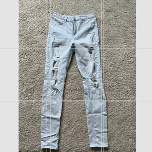 Skinny jeans med hål  - Säljer dessa jätte stretchiga skinny jeansen som har används ändats få gånger då dom är lite för stora. Storleken är M men skulle mer säga S då dom är väldigt långa och stretchiga vilket gör dom större. 