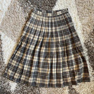 plisserad rutig kjol - knälång rutig kjol, köpte i london för ca 3 år sen, aldrig använd