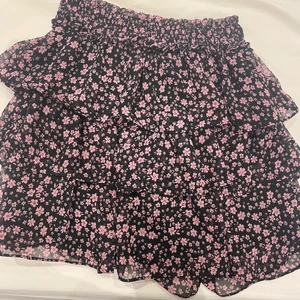 H&M  - En perfekt sommar volangkjol! I ett fint blommigt mönster från HM, i storlek XS!💕 pris kan diskuteras 