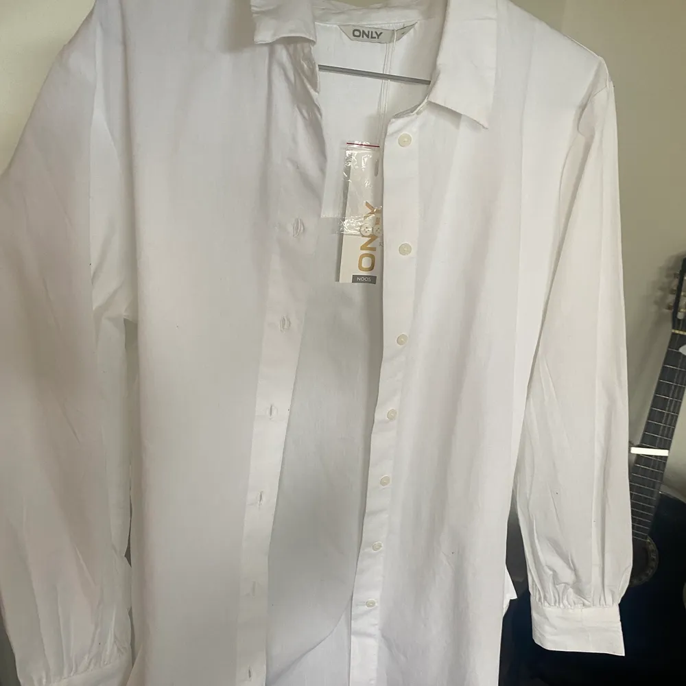 Snygg vit oversized skjorta från ONLY! Aldrig använd, lappar finns kvar. köpare står för frakt💗. Skjortor.