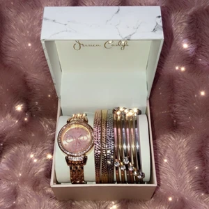 Klocka & armband  - Säljer detta fina set då det aldrig kommer till användning. Hör av er vid intresse :) 