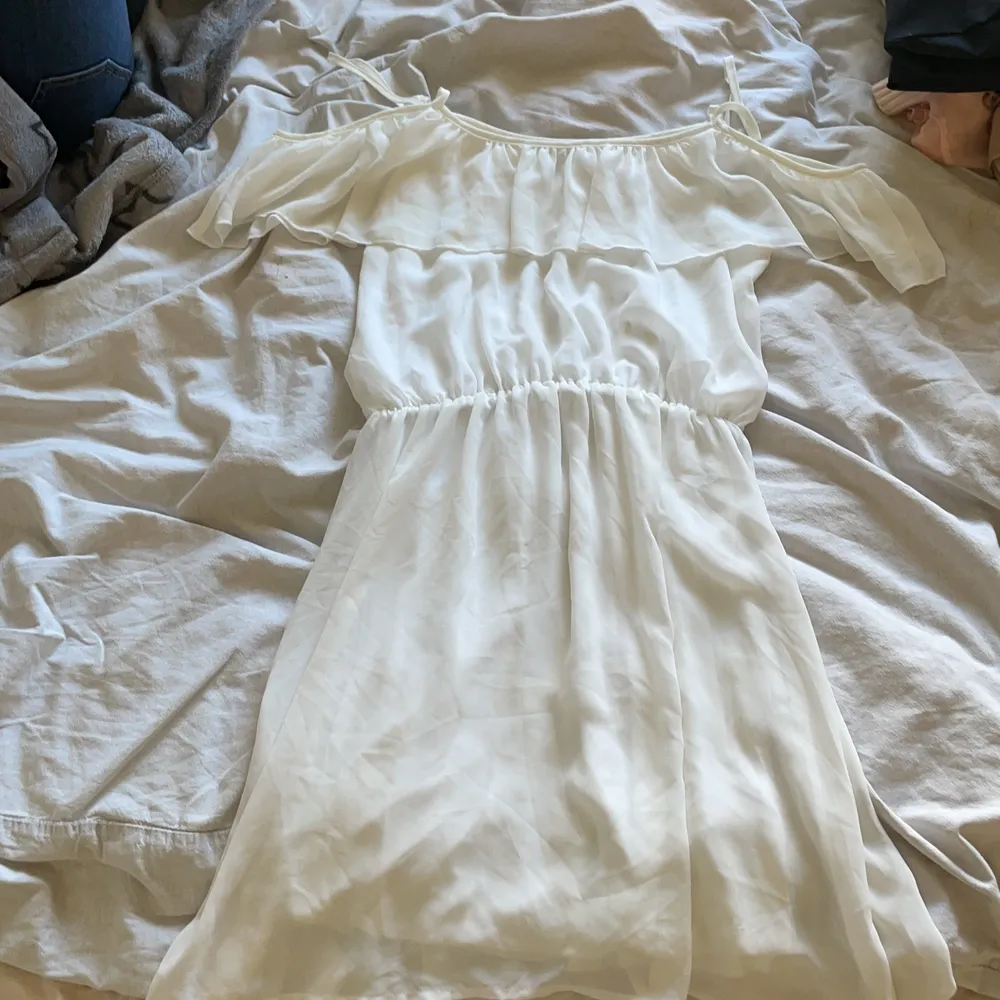 En vit klänning endast prövad i strl xs/s. Klänningar.