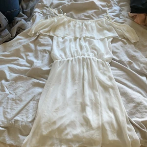 Klänning  - En vit klänning endast prövad i strl xs/s