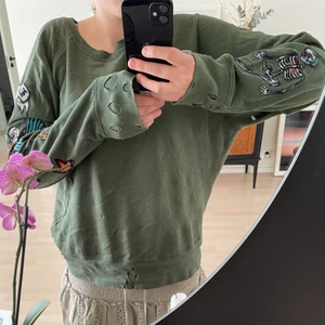 Zadig and voltaire tröja - Collagetröja från Zadig and voltaire, med coola broderier och håldetaljer!❣️❣️❣️buda 