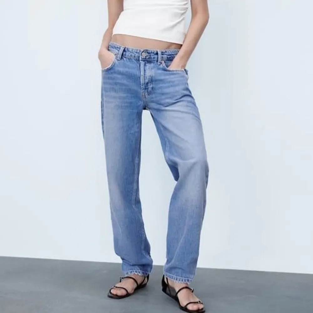 Säljer ett par populära lågmidjade Zara jeans som är helt slutsålda. Helt oanvända. Strl 34. Priset du budar + köparen står för frakten.. Jeans & Byxor.